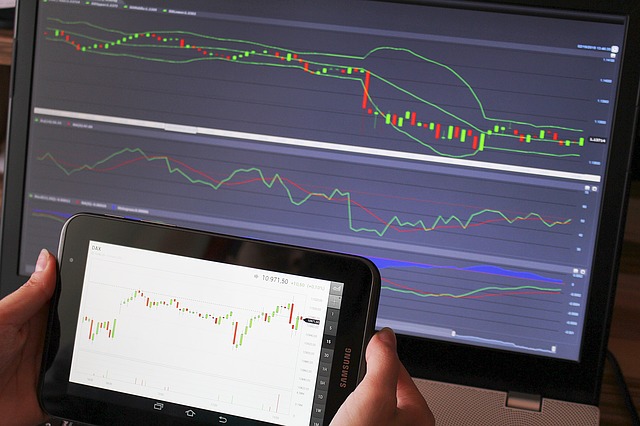 obrazovka i tablet s analytikou trhu
