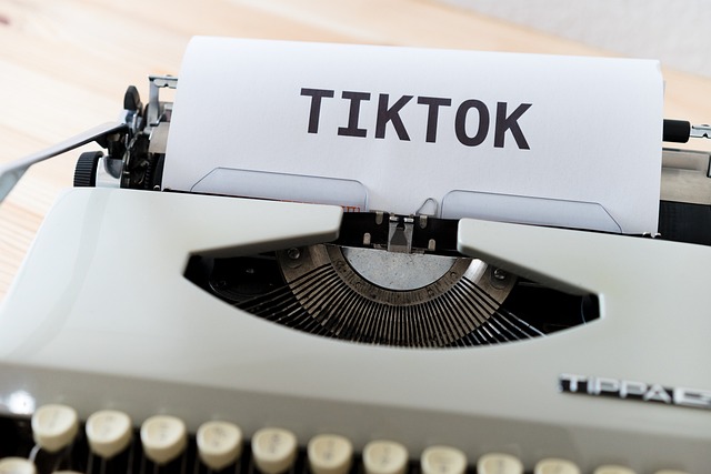 psací stroj a Tik Tok
